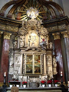 Barocke Umfassung des Heiligblutaltars in der Wallfahrtsbasilika